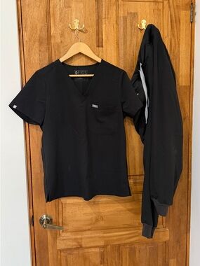 Figs Black technical top and pants SOLD AS A SET